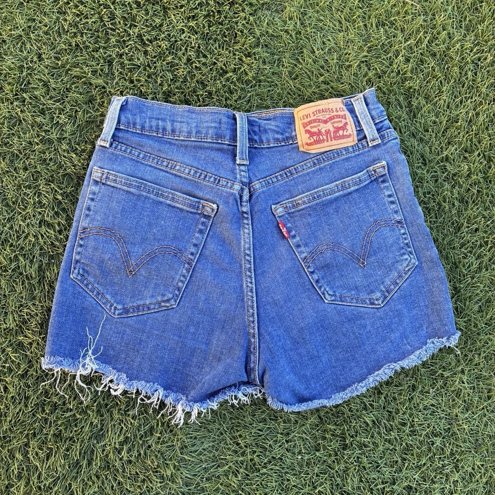 Levi's Women's Medium Wash Blue Denim High-Rise Jean Shorts Size 27 - Picture 2 of 5